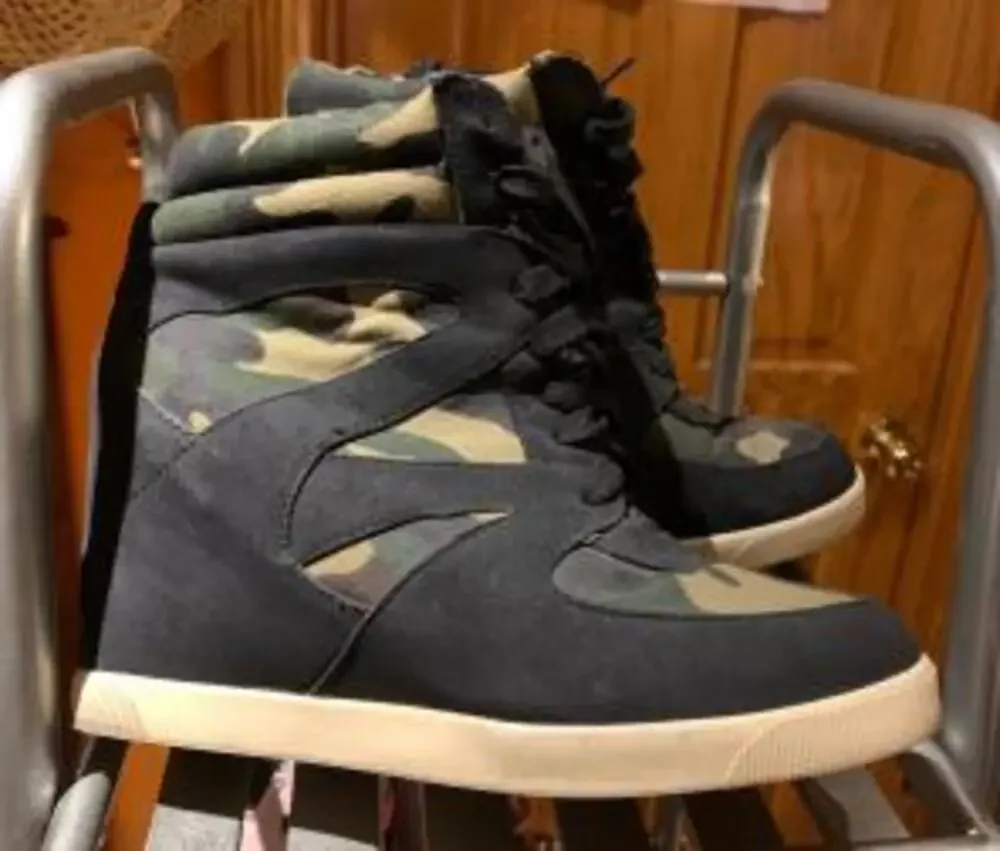 sneakers for woman